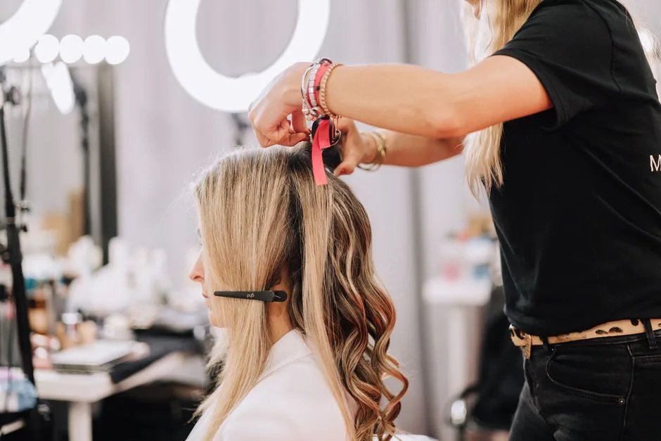 Arktyczny Blond: Jak Osiągnąć Idealny Chłodny Blond w Domu?