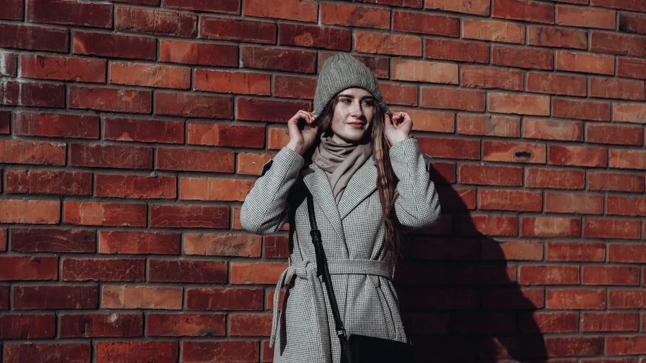 Czy Szary Płaszcz Jest Uniwersalny? 5 Stylizacji na Każdą Okazję w 2026