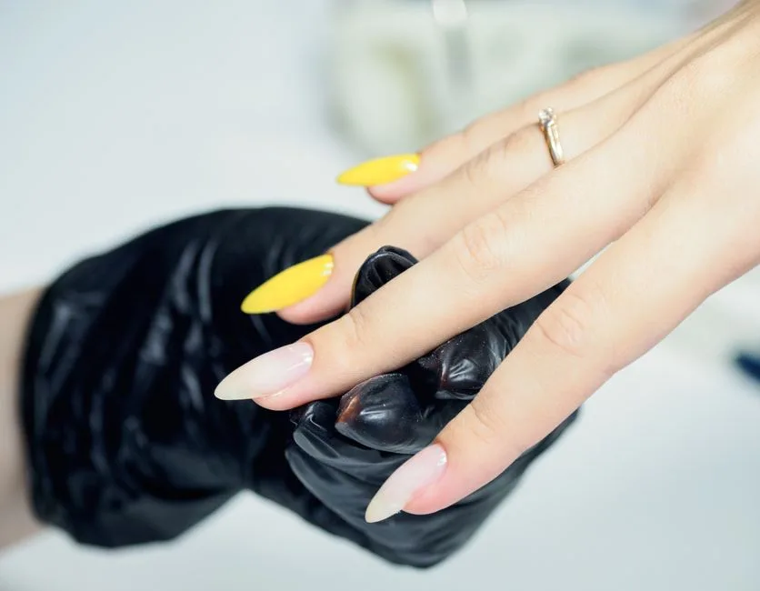 Dlaczego Manicure Hybrydowy Nie Trzyma się na Kciukach? 7 Przyczyn i Rozwiązań