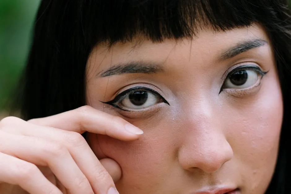Efekt anime w makijażu: duże oczy i porcelanowa cera