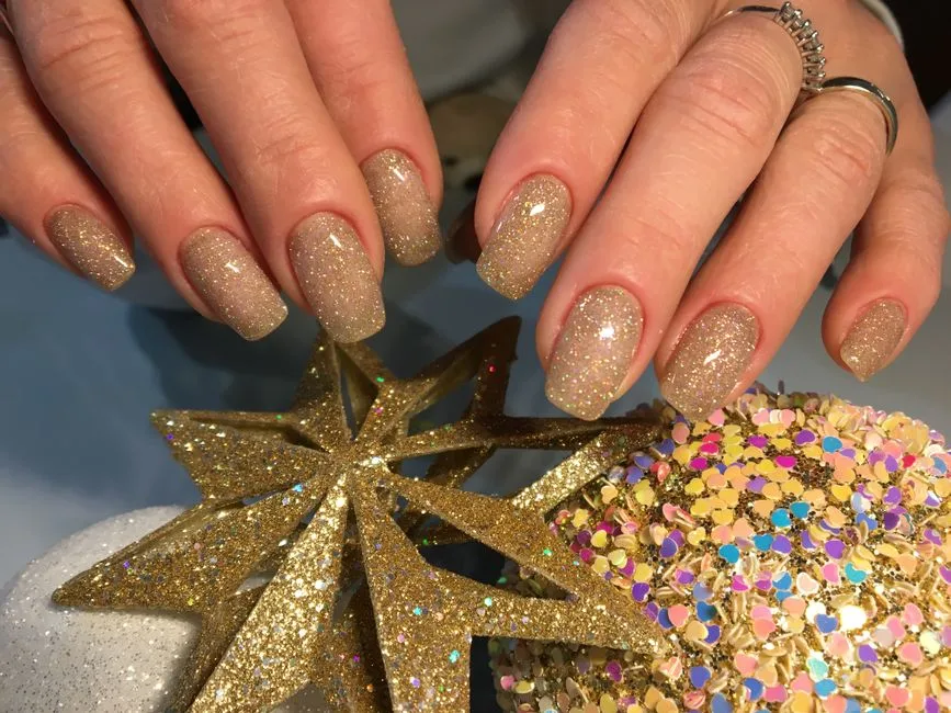 Efekt Kociego Oka 3D - Precyzyjna Technika Manicure Hybrydowego