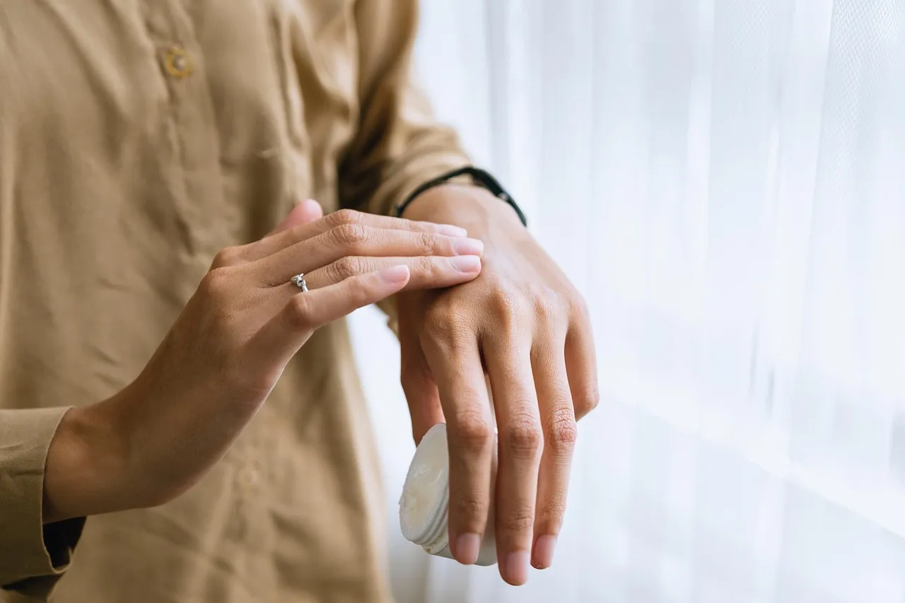Retinol na dłonie bez podrażnień - skuteczna metoda odmładzania