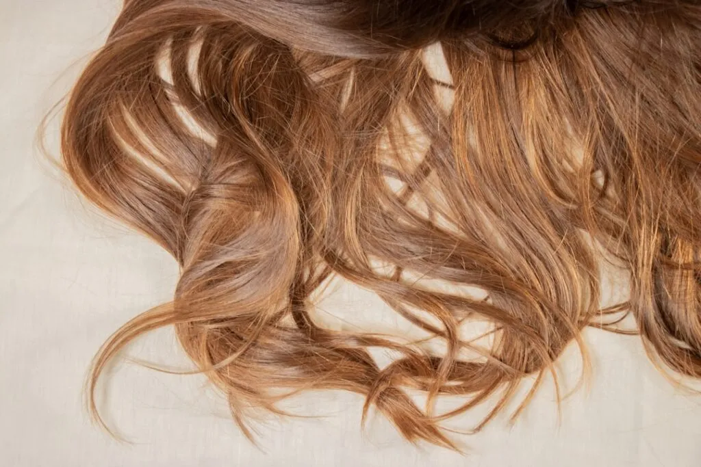 Farba do włosów złocisty blond – TOP 5 najlepszych odcieni w 2025