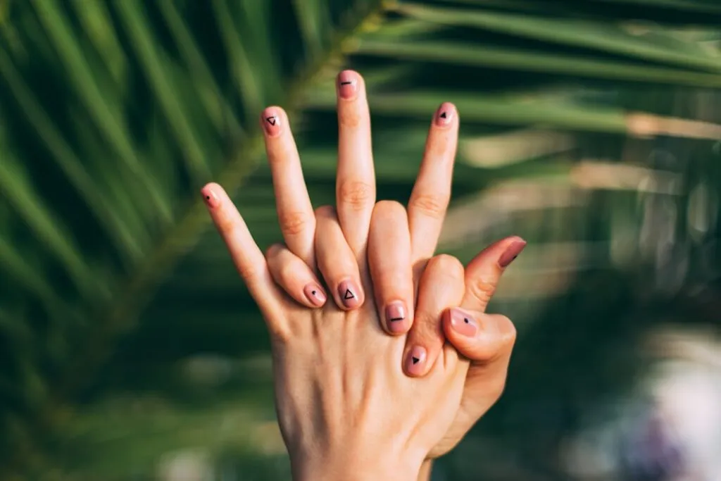 Jakie Błędy w Manicure Hybrydowym Niszczą Płytkę? 7 Najgorszych Nawyków