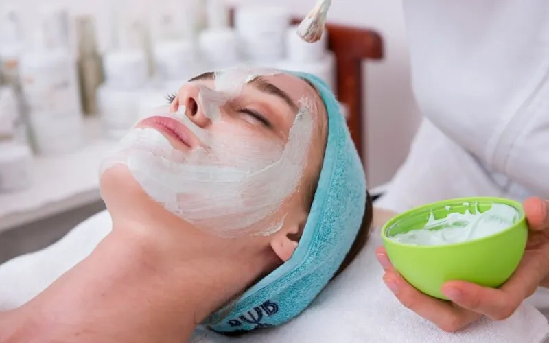 Jak Zrobić Makijaż z Efektem Mokrej Skóry? Trend Glazed Skin Krok po Kroku