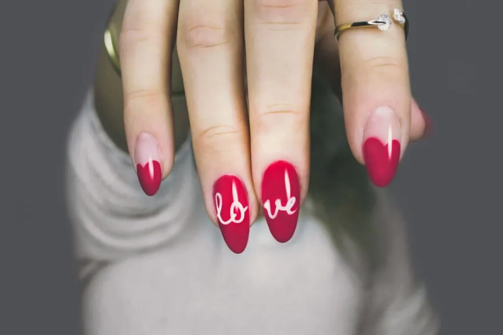 Top Coat Matujący vs Błyszczący – Który Wybrać do Twojego Manicure? Poradnik Wyboru i Stosowania