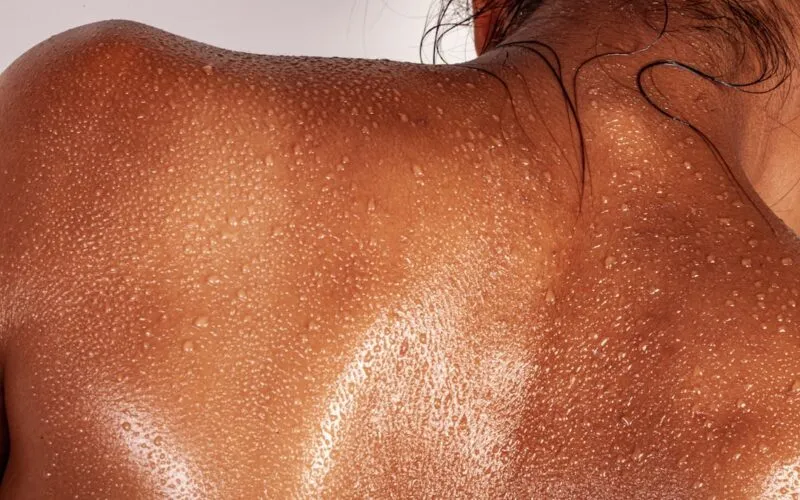 Pielęgnacja Dłoni w Czasie Menopauzy – 7 Zmian Skórnych i Jak Dostosować Rutynę Anti-Aging