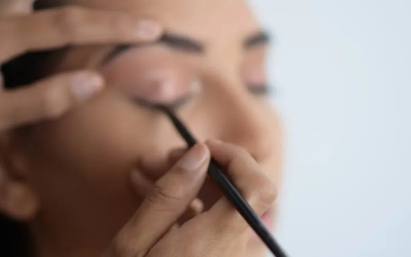 Jak zrobić makijaż oczu techniką smoky eye krok po kroku – 5 wariantów dla początkujących i zaawansowanych