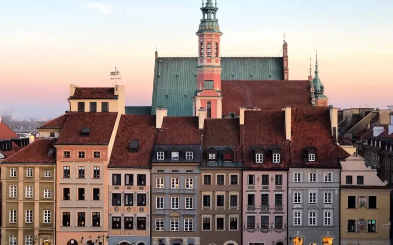 Najlepsze Lakiery Hybrydowe z Rossmanna – Ranking 10 Najtrwalszych Odcieni w 2026