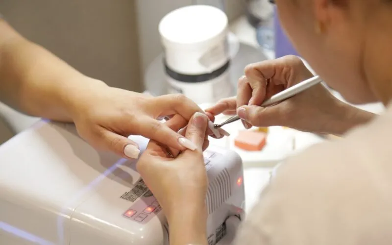 Dlaczego paznokcie żółkną pod hybrydą? 7 przyczyn i jak temu zapobiec