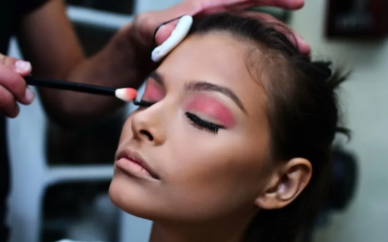 Najlepsze pędzle do makijażu twarzy – ranking 10 modeli i poradnik wyboru