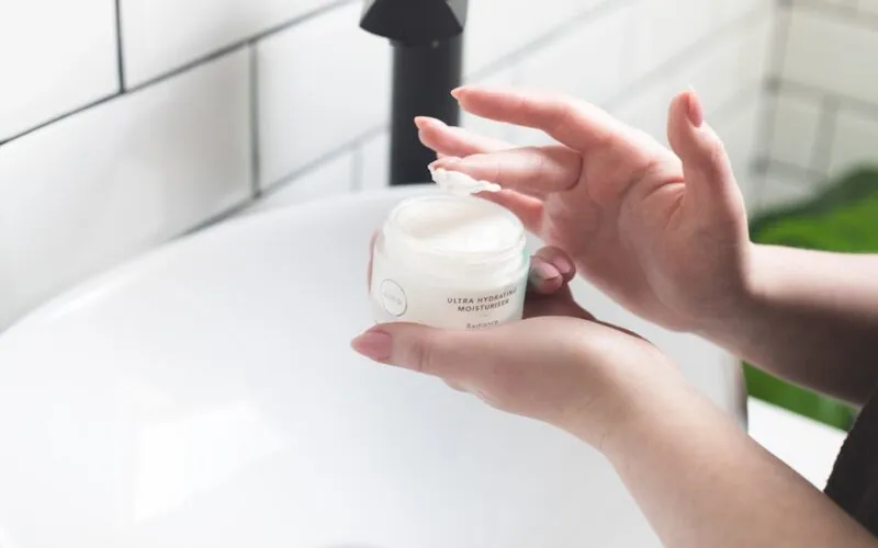 Najlepsze serum do rąk z witaminą C – ranking 7 produktów na przebarwienia i kolagen