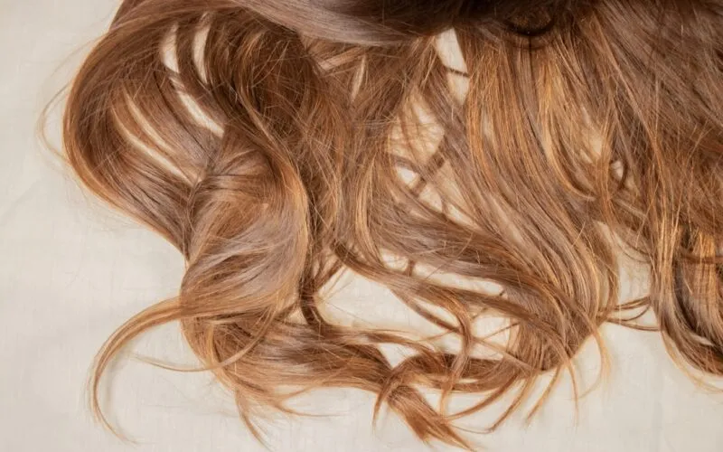 Farba do włosów złocisty blond – TOP 5 najlepszych odcieni w 2025