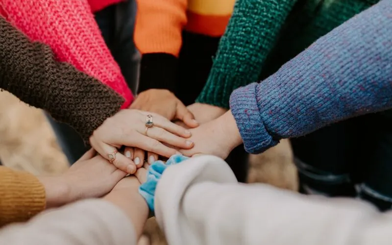Dlaczego Manicure Hybrydowy Odpryskuje na Końcach? 7 Najczęstszych Błędów i Jak Ich Uniknąć