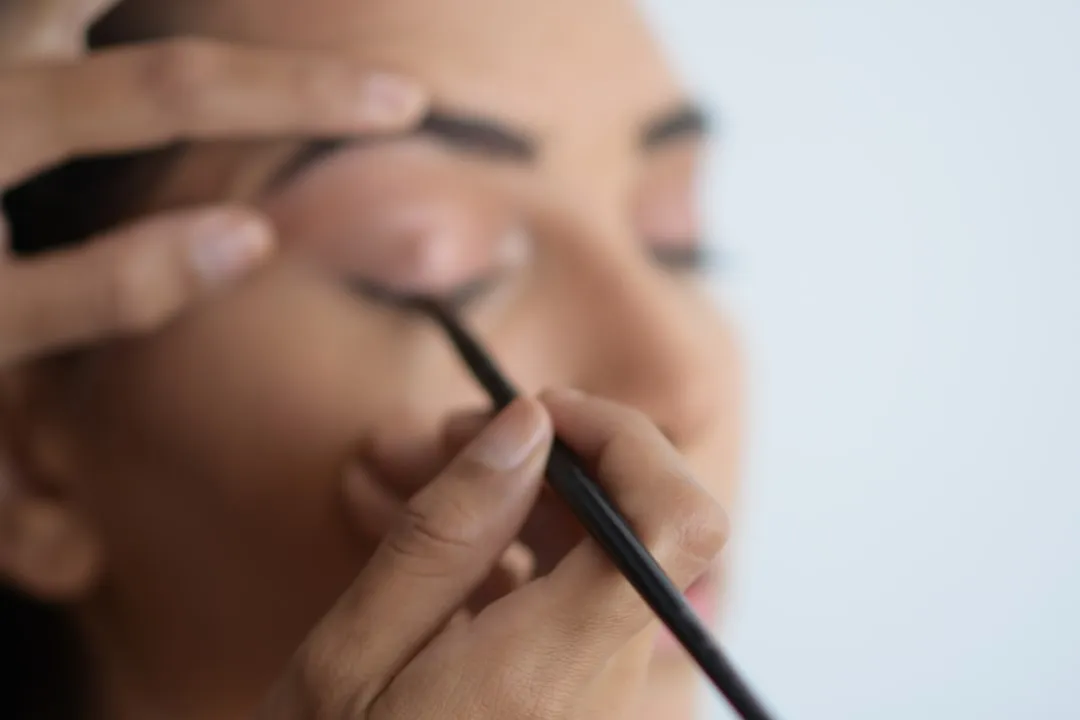 Jak zrobić makijaż oczu techniką smoky eye krok po kroku – 5 wariantów dla początkujących i zaawansowanych