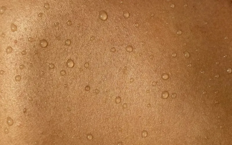 Manicure hybrydowy a wrażliwa skóra – jak uniknąć podrażnień i alergii?