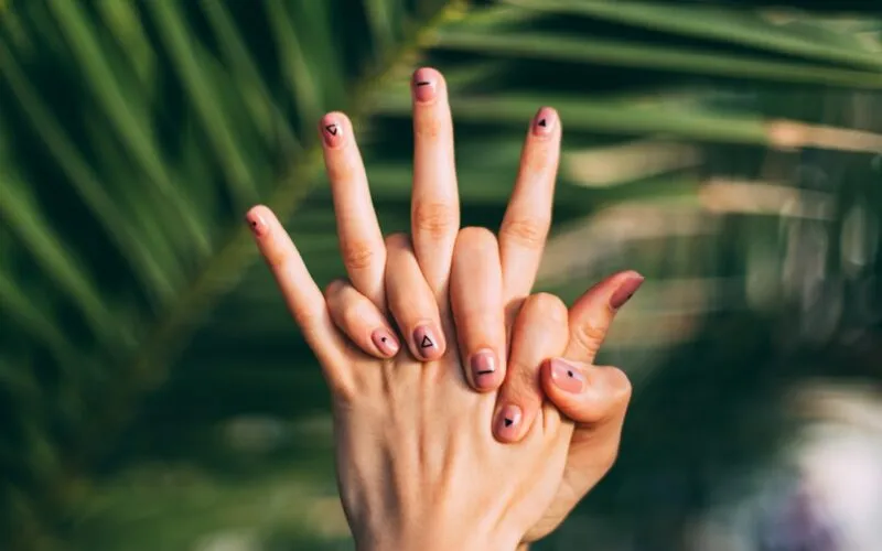 Jak zrobić trwały manicure w 30 minut? Kompletny poradnik ekspresowej stylizacji dla zabieganych