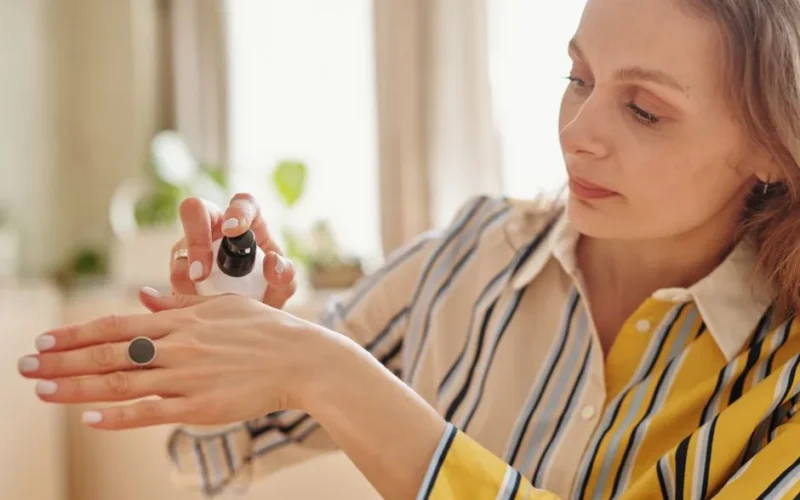 Retinol na dłonie bez podrażnień - 3 kluczowe zasady w 2026