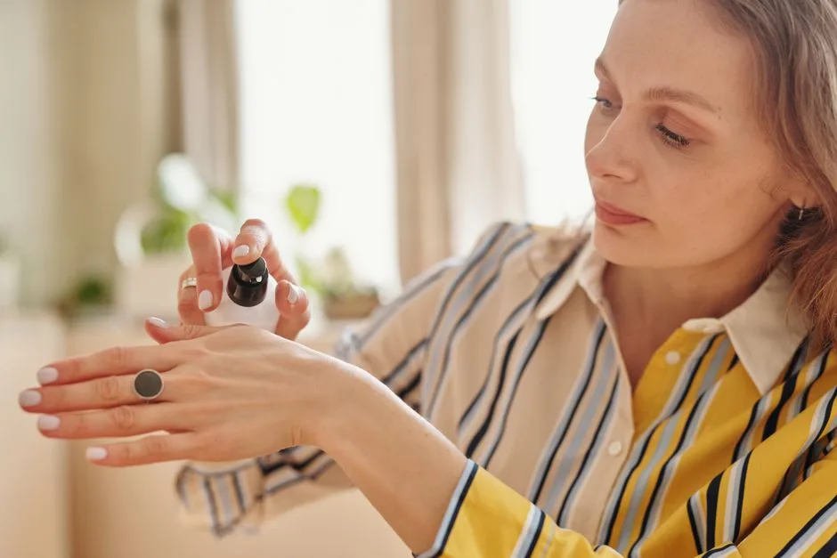 Retinol na dłonie bez podrażnień - 3 kluczowe zasady w 2026