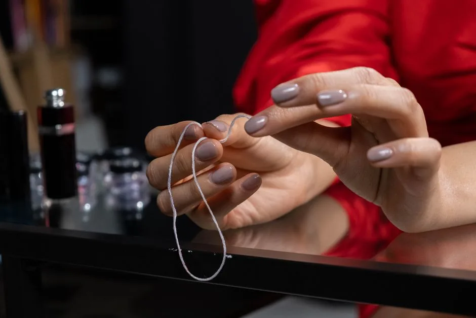 Manicure z nicią Riszuan - krok po kroku i efekty
