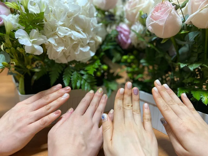 Manicure Wzory Kwiatowe: 30 Najpiękniejszych Inspiracji na Każdą Okazję