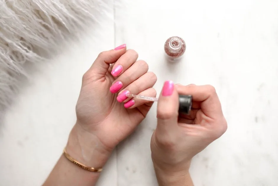 Paznokcie Różowe Neon - 50 Neonowych Inspiracji na Efektowny Manicure 2026