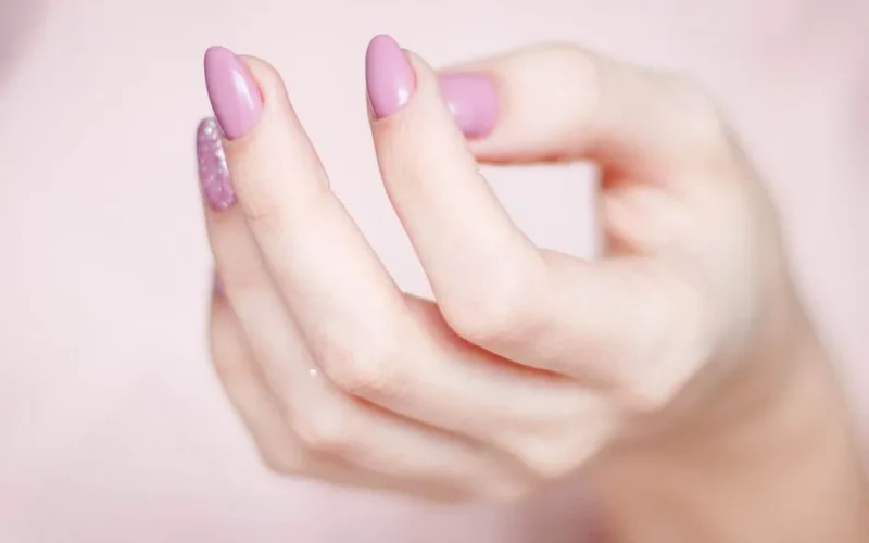 Paznokcie z Brokatem Ombre: 30 Idealnych Inspiracji na Każdą Okazję