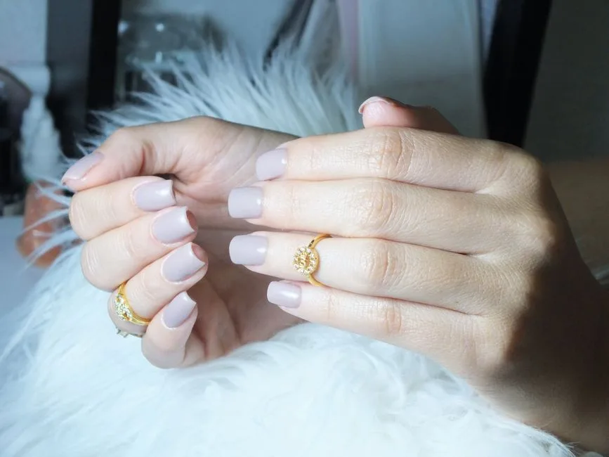 Paznokcie ze Złotem: 30 Eleganckich Inspiracji na Każdą Okazję
