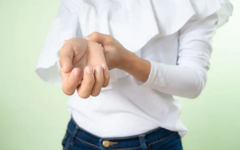 Czarne Paznokcie Ze Złotym: 30 Eleganckich Inspiracji na Manicure