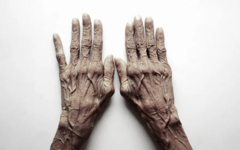 Jak Dbać o Dłonie po 40. i 50. Roku Życia? Kompletny Plan Anti-Aging