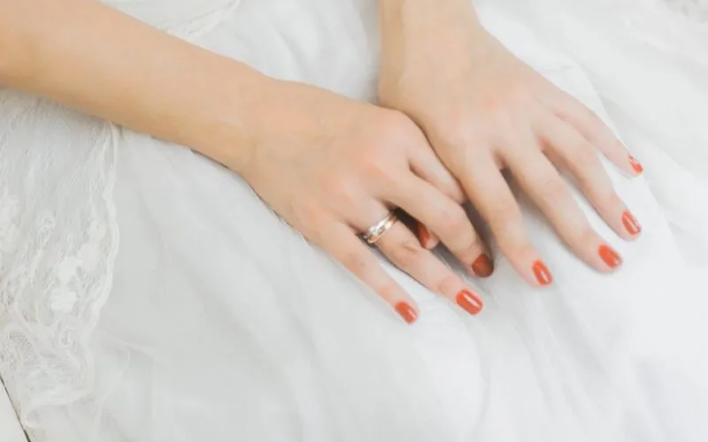 Jak Zrobić Manicure Hybrydowy Idealny na Wesele? 5 Trwałych i Eleganckich Stylizacji
