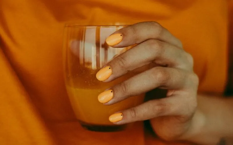 Paznokcie Neonowe Pomarańczowe: 30 Pomysłów na Odważny Manicure 2026