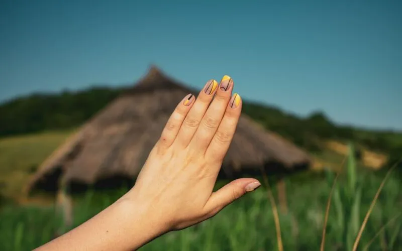 Jak Zrobić Manicure Hybrydowy Idealny na Lato? 5 Trików na Trwałość i Modne Kolory 2026