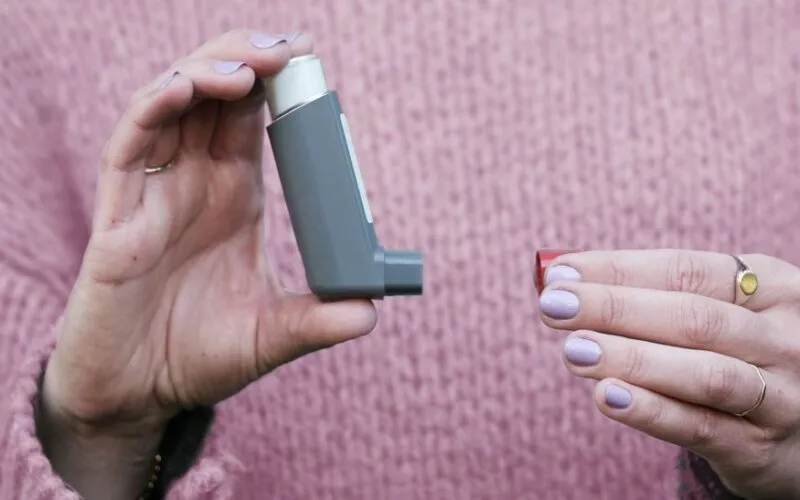 Manicure Hybrydowy a Alergia Kontaktowa – Objawy, Diagnostyka i Bezpieczne Zamienniki