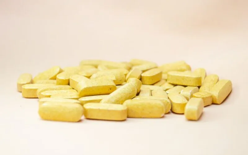 Manicure a dieta – jakie witaminy i minerały wzmacniają płytkę paznokcia od środka?