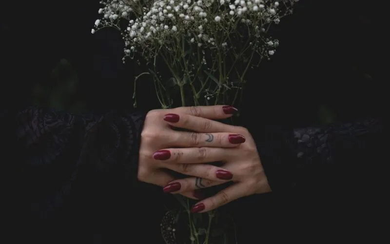 Ciemnoczerwone Paznokcie: 15 Eleganckich Inspiracji na Każdą Okazję