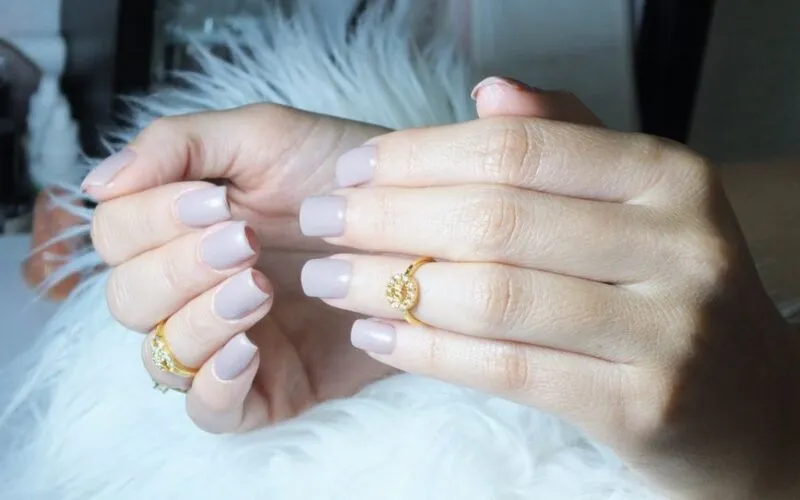 Paznokcie ze Złotym Akcentem: 30 Najmodniejszych Inspiracji na Elegancki Manicure