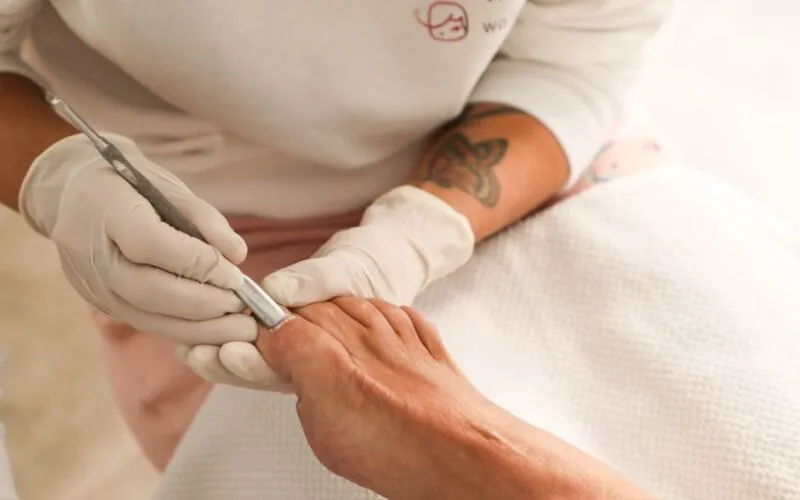Zielone Paznokcie: 7 Sposobów na Usunięcie Bakterii i Modny Manicure