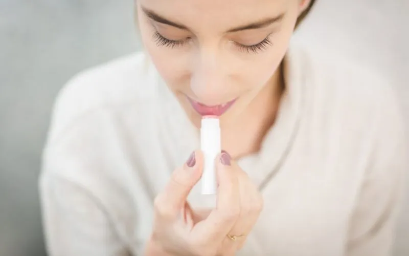 Jak Zrobić Domowy Balsam do Ust z Naturalnym SPF? 2 Przepisy na Ochronę i Nawilżenie