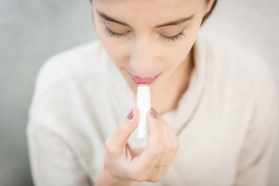 Jak Zrobić Domowy Balsam do Ust z Naturalnym SPF? 2 Przepisy na Ochronę i Nawilżenie