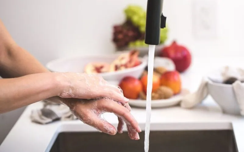 Dlaczego mydło niszczy dłonie? 5 nawyków, które ratują skórę przed wysuszeniem