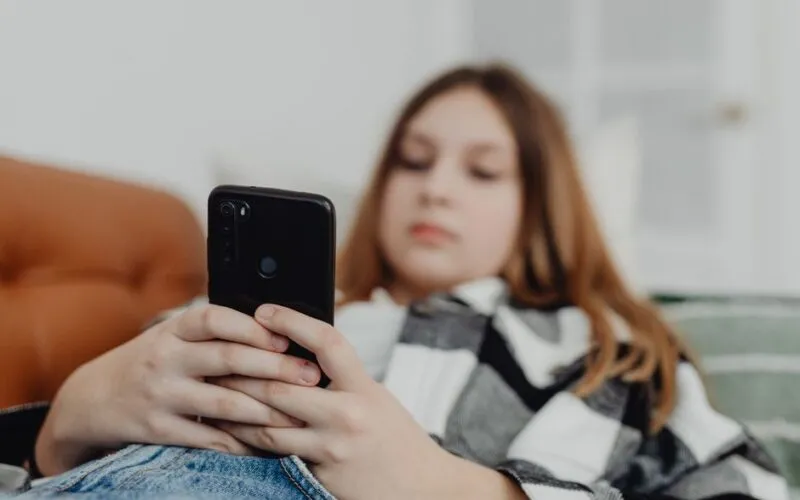 Manicure Hybrydowy dla Nastolatek – Bezpieczeństwo, Triki i Pierwsze Kroki
