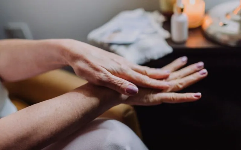 Czarne Paznokcie z Brokatem: 50 Eleganckich Inspiracji na Każdą Okazję