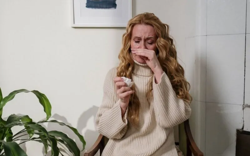Manicure Hybrydowy a Alergia – Jak Rozpoznać Objawy i Bezpiecznie Stosować Hybrydy?