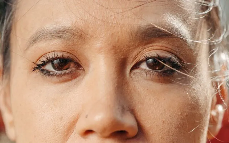 Jak Zrobić Wyzywający Makijaż? 5 Pewnych Sztuczek na Odważny Look
