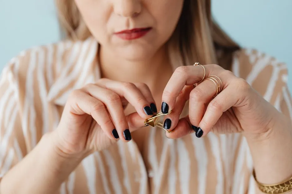 Paznokcie Beżowe z Czarnym: 15 Eleganckich Inspiracji na Każdą Okazję