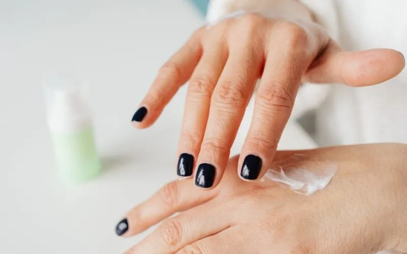 Retinol w kremie do rąk - jak wybrać i stosować? Poradnik 2026