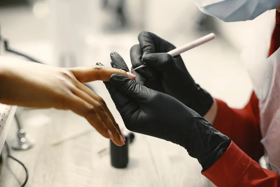 Uniknij tych 7 błędów w manicure hybrydowym - poradnik 2026