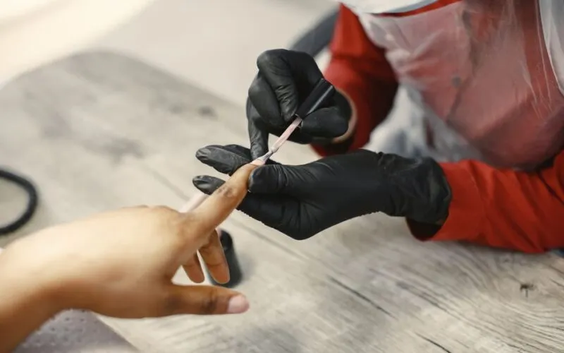 Ile Kosztuje Manicure Hybrydowy w Salonie? Cennik i Czynniki Wpływające na Cenę w 2026