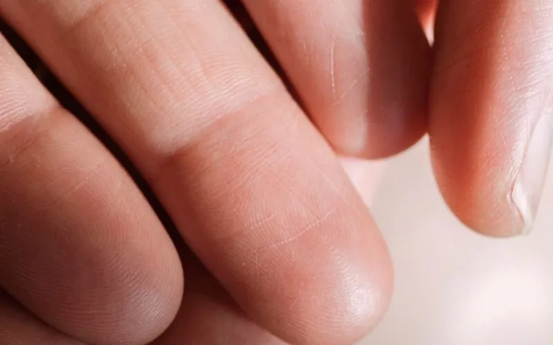 Jak Zrobić Manicure z Efektem Kociego Oka bez Magnesu? 5 Trików z Latarką